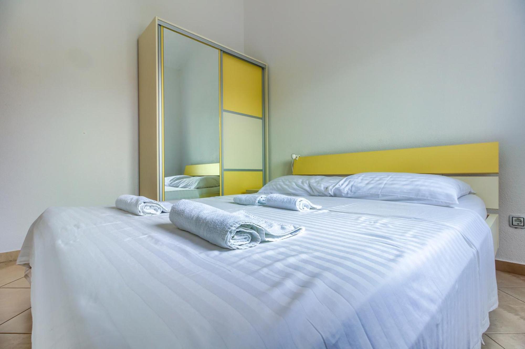 Apartmani Mato Pirovac Εξωτερικό φωτογραφία